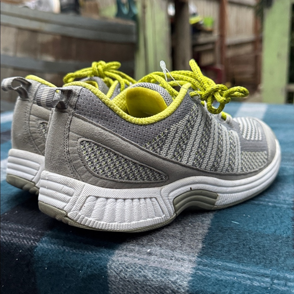 Ortho Feet Coral Knit Sneakers - Size 8 - Picture 5 of 6